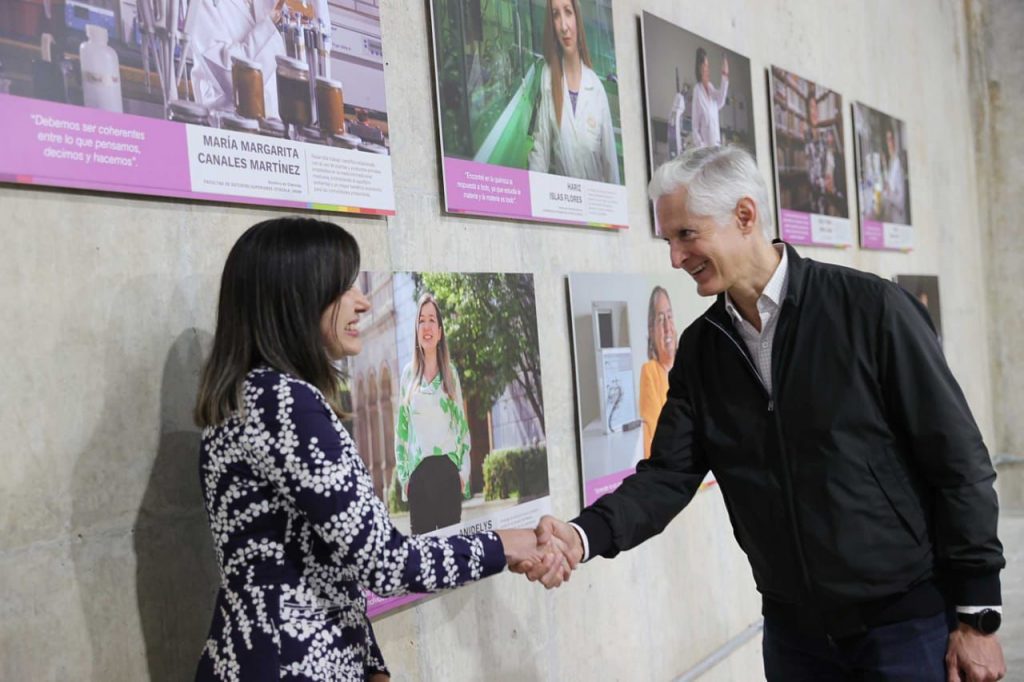 Inaugura Alfredo del Mazo la exposición fotográfica Mujeres en ciencia